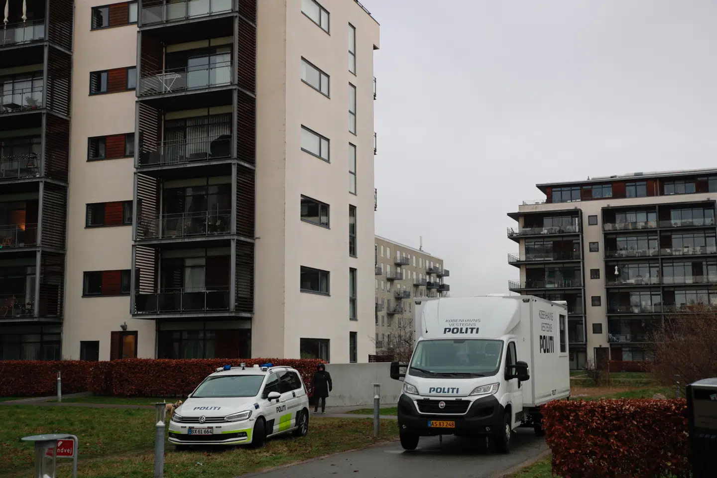 Politiet har søndag sat en mobil politistation op mellem de blokke, der blev evakueret.