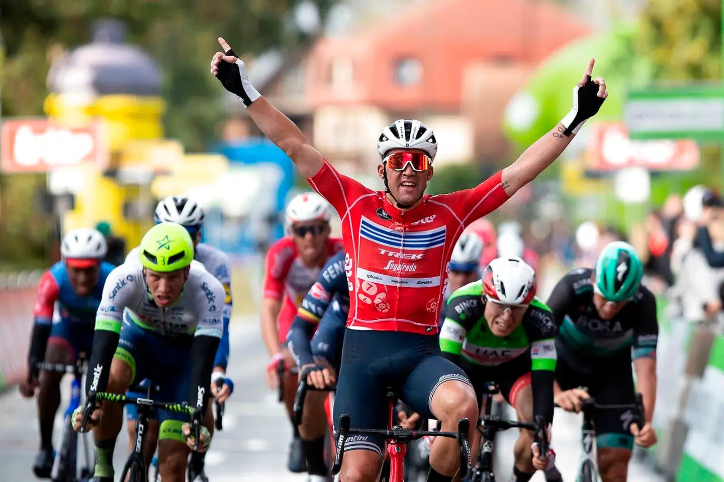 Mads Pedersen løfter armene i vejret ved anden etape af BinckBank Tour i fjor.
