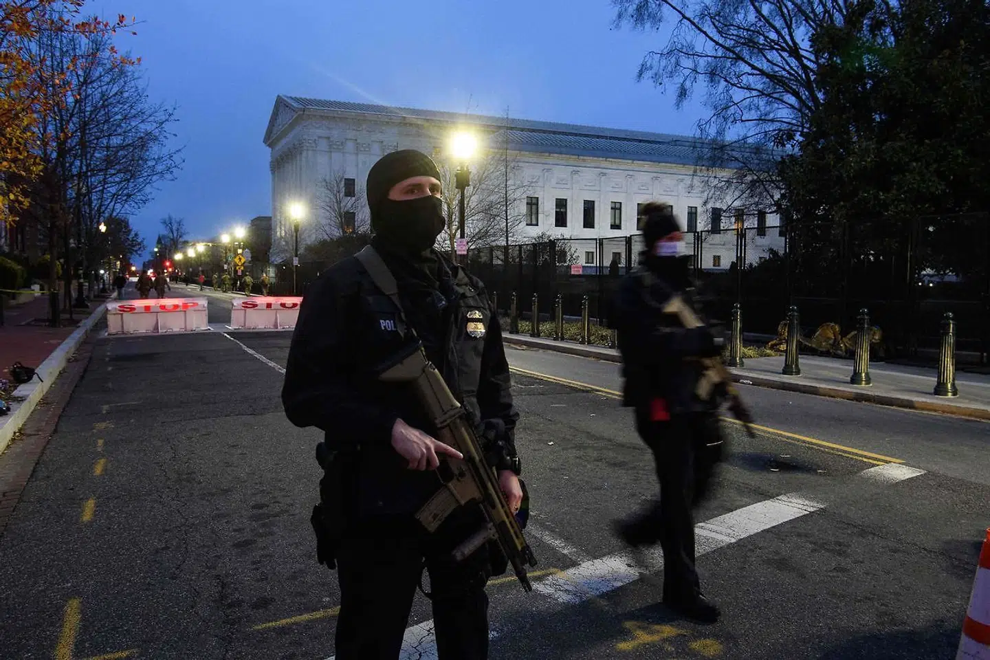 Der er svært bevæbnet politi på gaden i Washington D.C. forud for indsættelsen af USAs nye præsident, Joe Biden. (Photo by NICHOLAS KAMM / AFP)