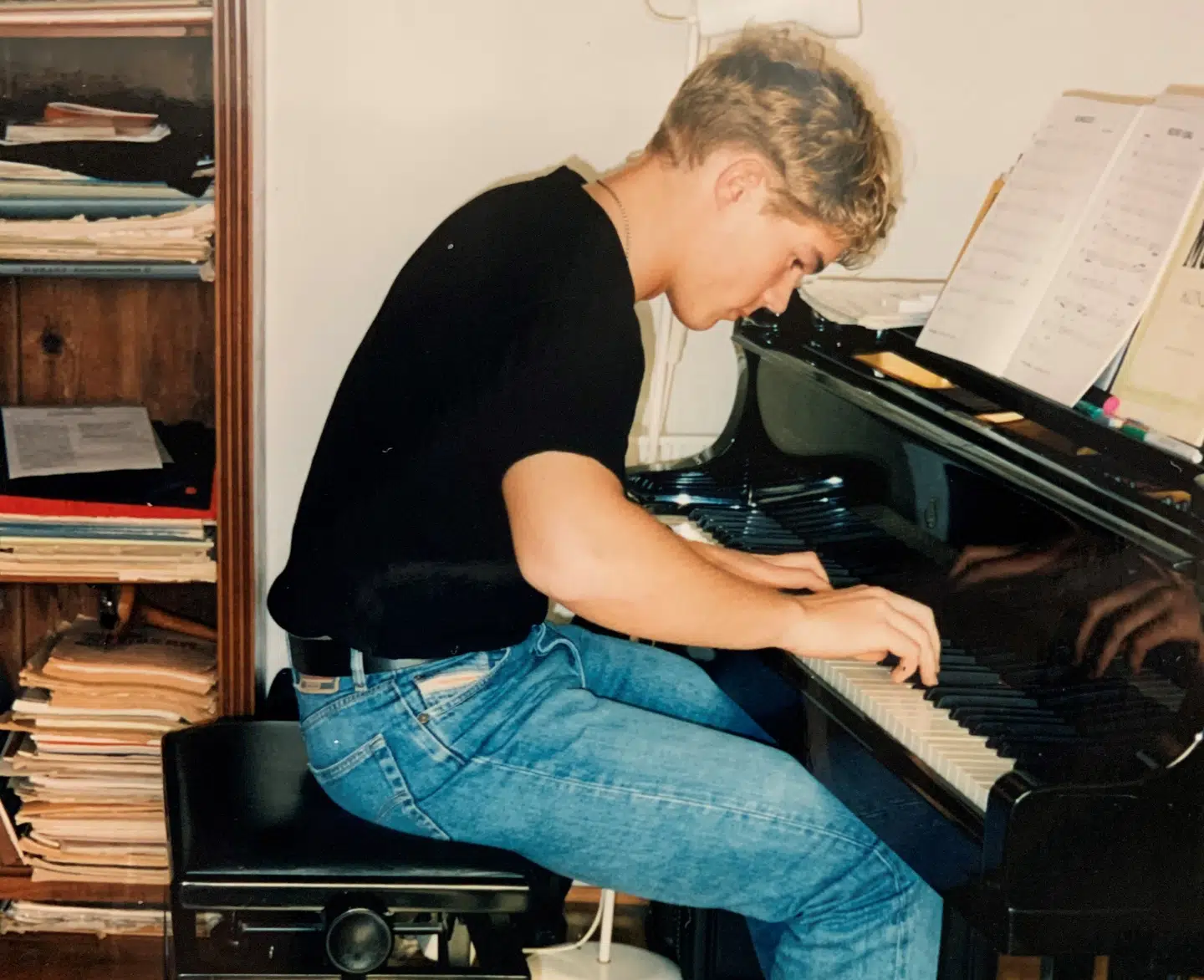 En ung og dybt koncentreret Johannes Langkilde ved flyglet, mens det endnu var den klassiske musik, der drev ham.