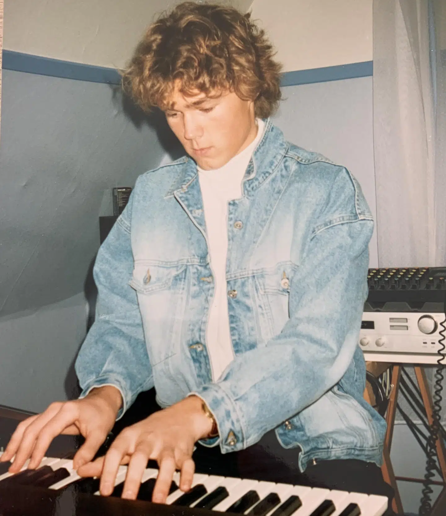 Johannes Langkilde som rockstjerne aspirant.