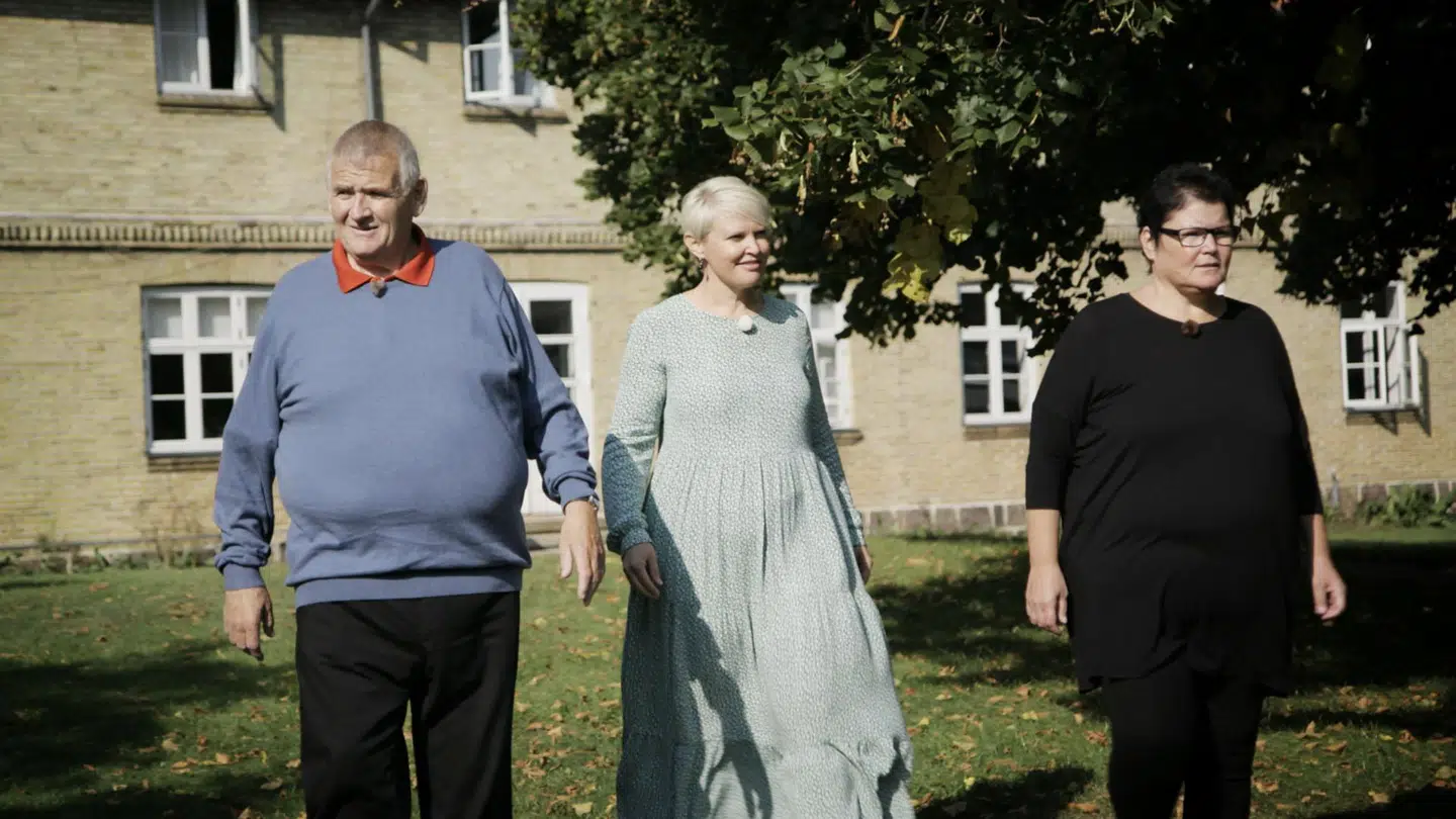 Her er Line Hansen, Allan Petersen og Merethe Kasten tilbage på Ubberup Højskole i 'Livet er fedt - 20 år efter'. Tv2-foto