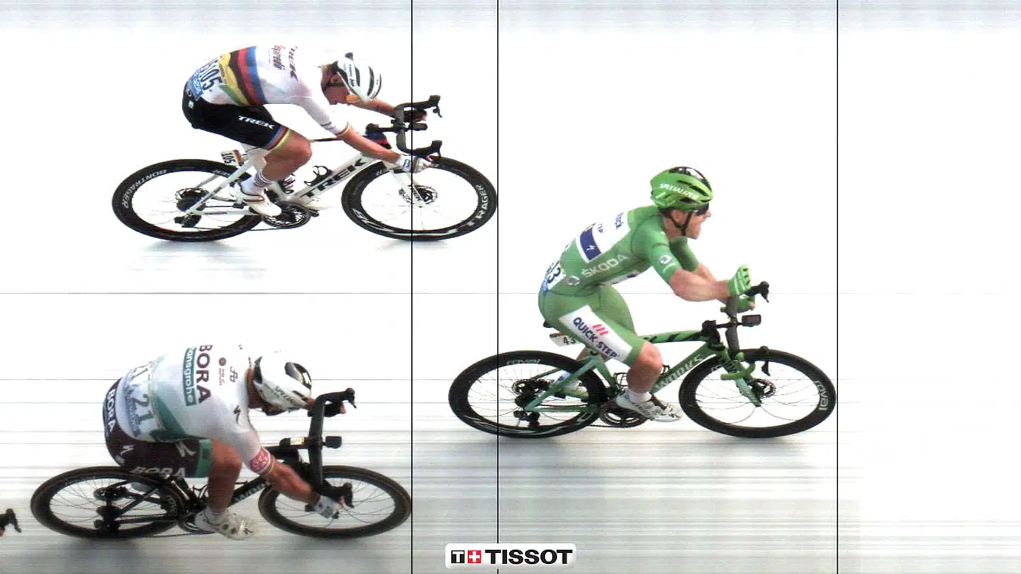 Mads Pedersen (øverst) var få meter fra at vinde den mytiske Tour de France-etape med mål på Champs-Élysées.