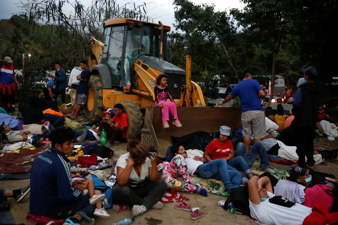 En gruppe af de honduranske migranter tager en pause i landsbyen Vado Hondo i det østlige Guatemala. Luis Echeverria/Reuters