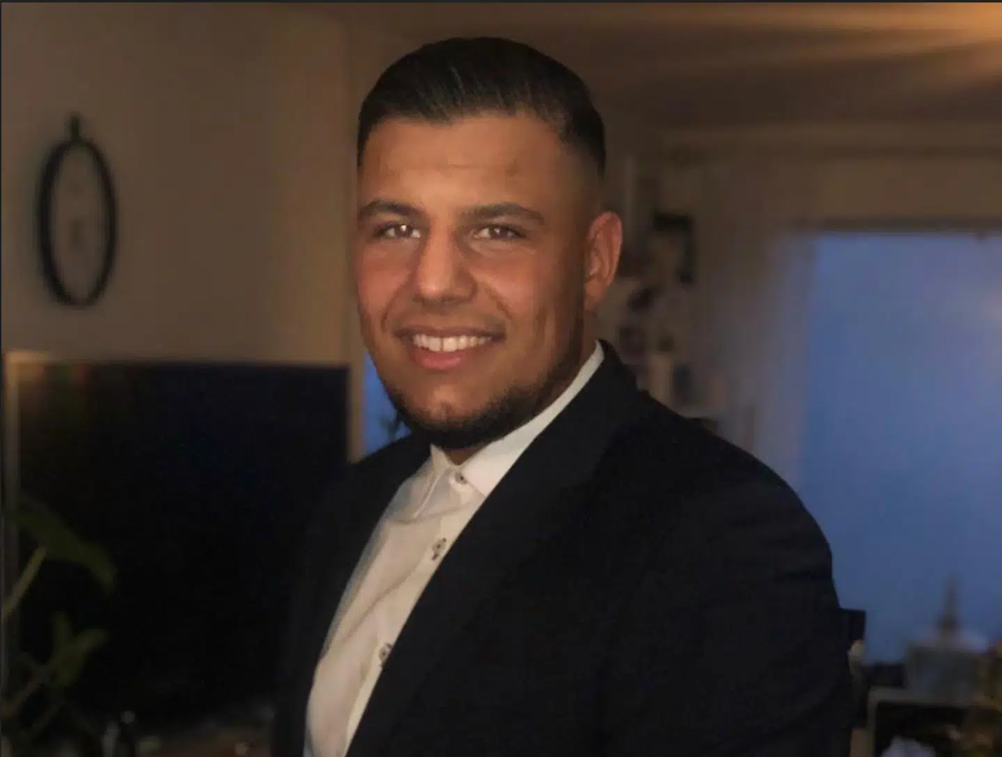 Her ses Adam Alsubeihi, der har eget transportfirma. Fra sin mors lejlighed var han vidne til det store drama på Gyngemose Parkvej lørdag aften. Foto: Privat