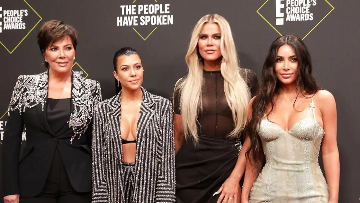 Kim Kardashian med sin mor, Kris Jenner (yderst tv), samt sine to helsøstre Kourtney Kardashian (anden fra venstre) og Khloe Kardashian (anden fra højre).