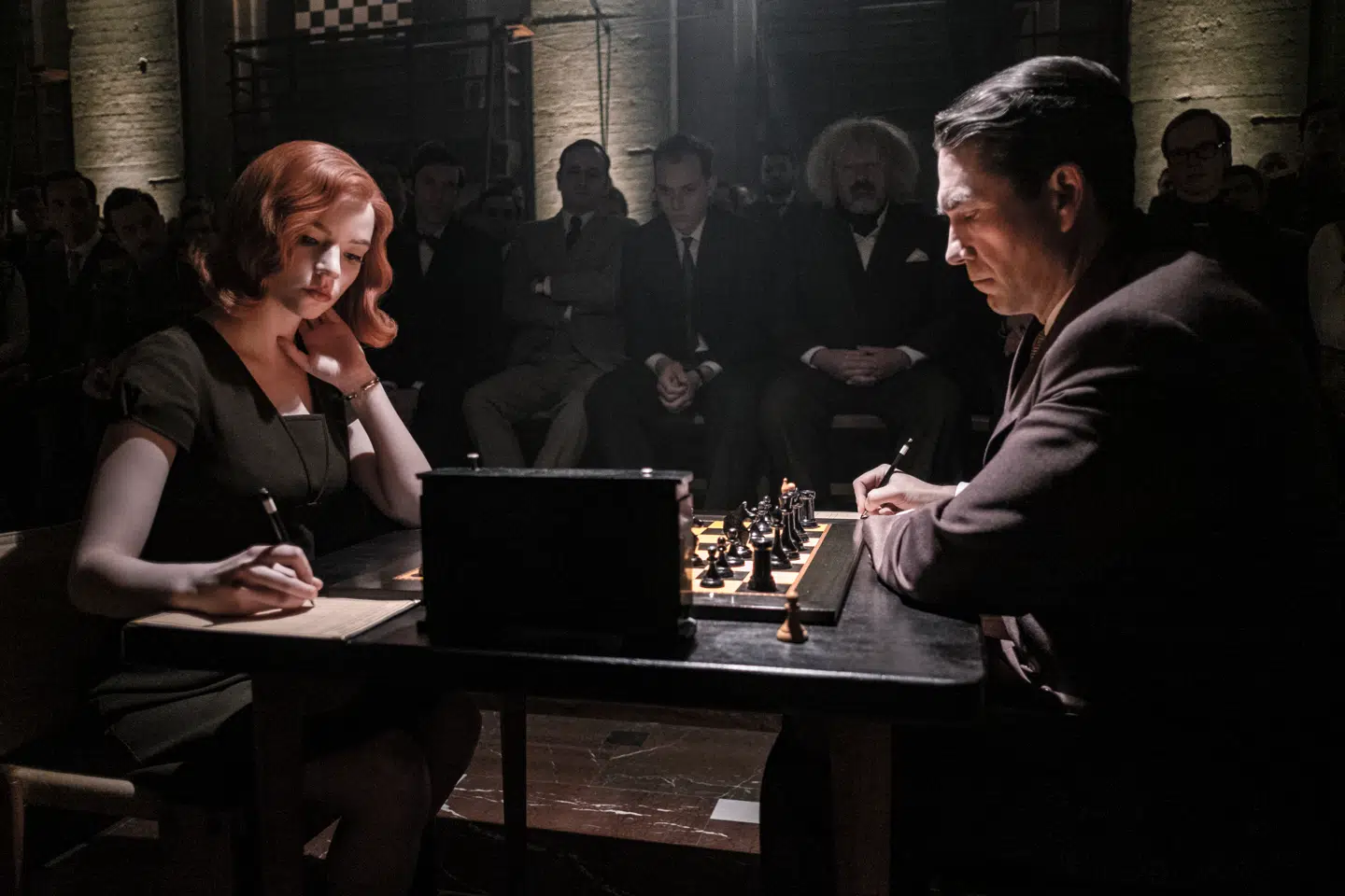 Scene fra 'Dronninggambit', hvor Beth Harmon spiller over for den russiske stormester.