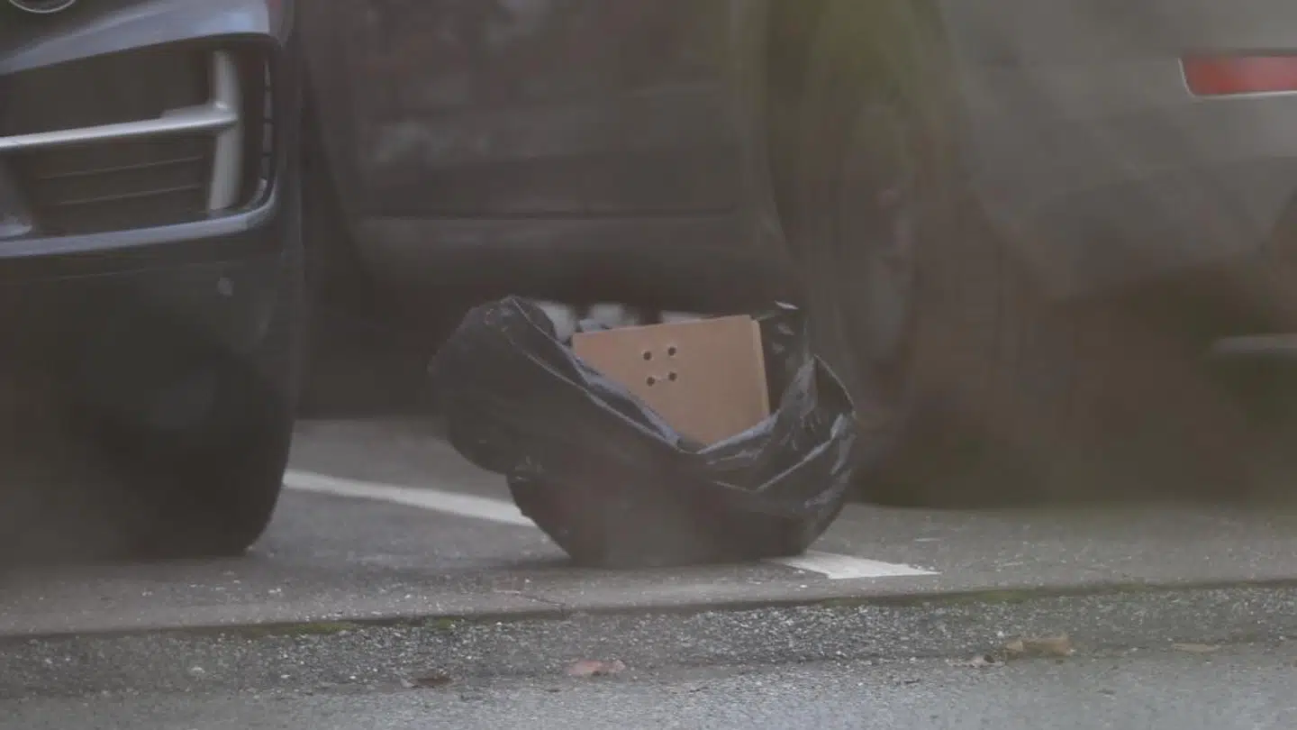 Her ses plastikposen mellem to biler på parkeringsplads. Foto: Presse-foto.dk