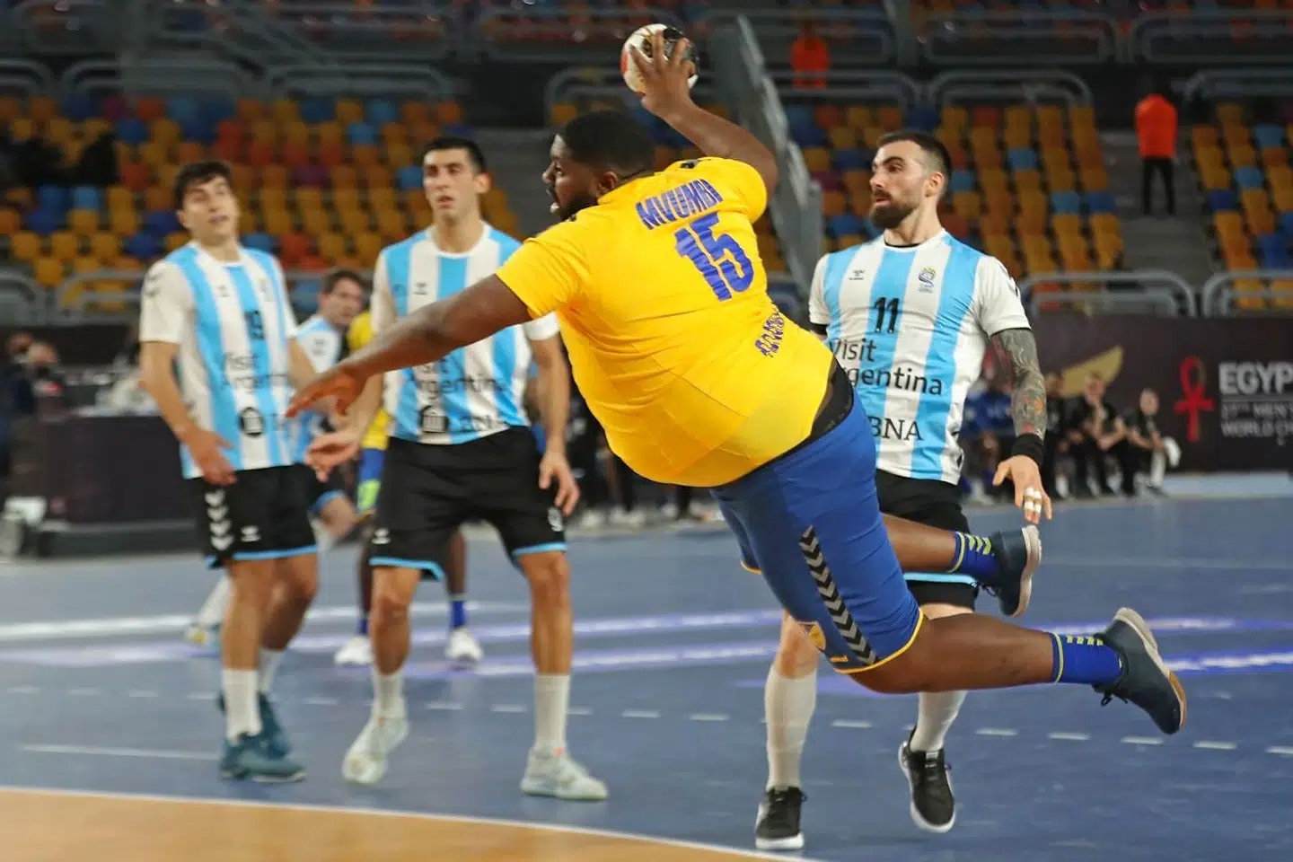 Den store stregspiller Gauthier Mvumbi Thierry scorede fire gange på fire forsøg mod Argentina. Danske Mads Mensah er dog ikke skræmt over udsigten til den fysisk hårde udfordring.