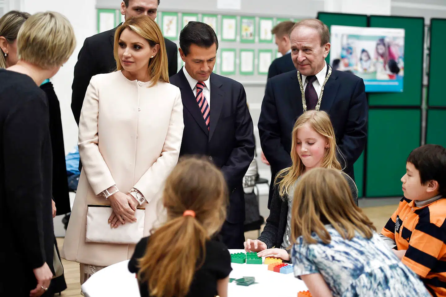 Mexico's præsident Enrique Pena Nieto og hustru Angelica Rivera besøger sammen med Kronprinsparret Tjørnegaardsskolen i Gentofte torsdag d. 14 april 2016. Til højre ses Gentoftes borgmester Hans Toft. (Foto: Liselotte Sabroe/Scanpix 2016)