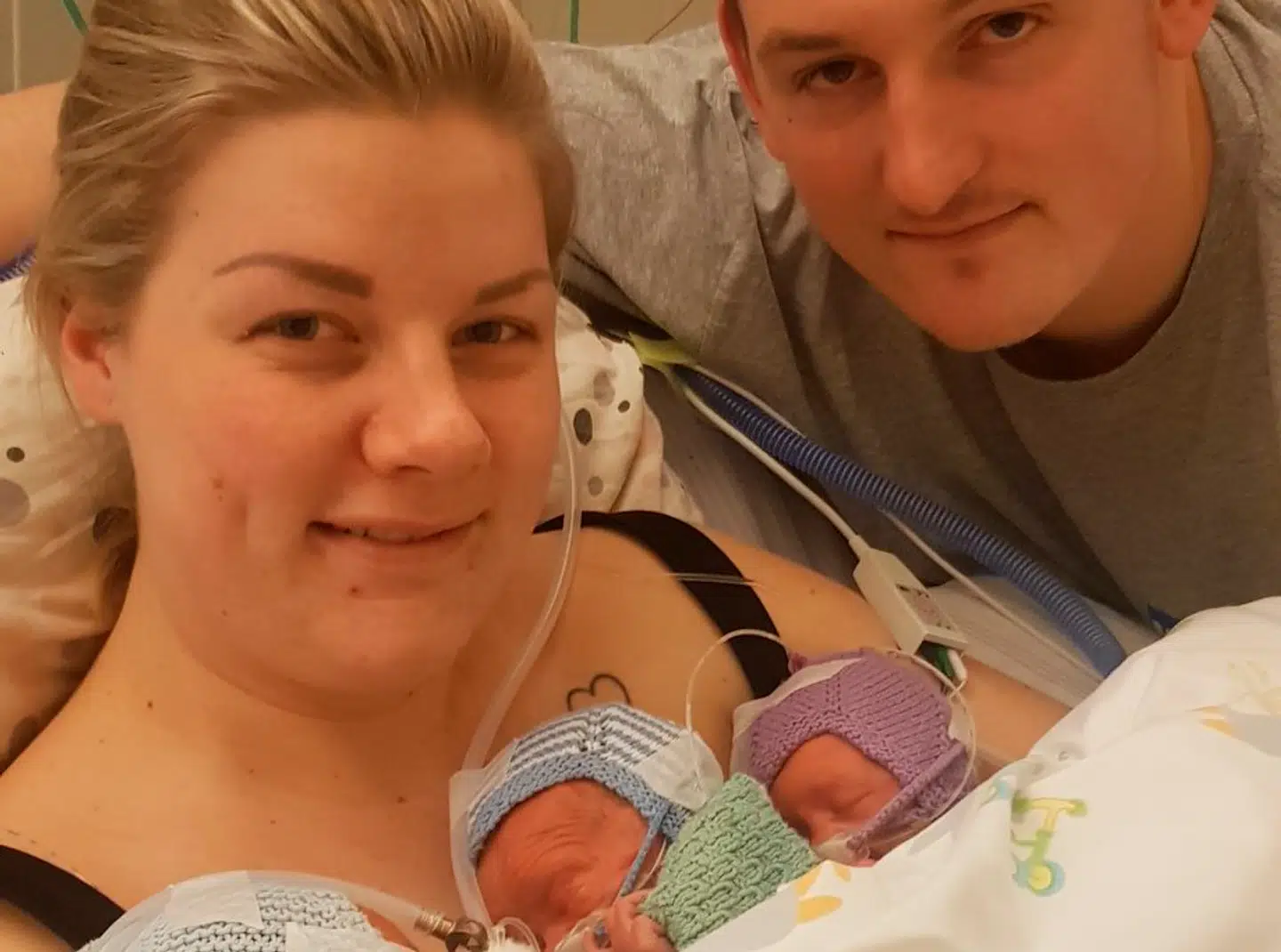 Et lettet og stolt forældrepar, der med et gik fra en familie på tre til en familie på seks (Privatfoto)
