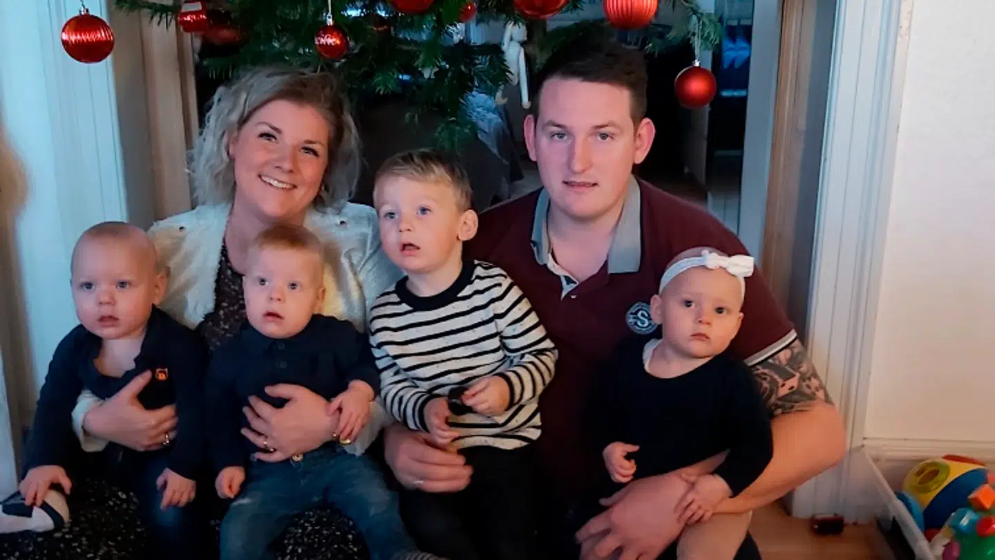 Hele familien fotograferet til jul. Den 8. januar 2021 fyldte trillingerne et år, og de har det alle tre godt. (Privatfoto)