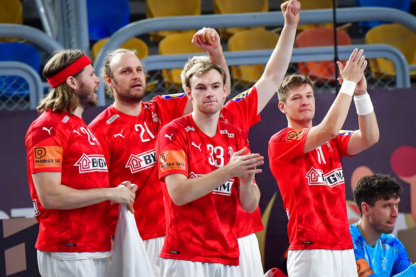 KAIRO 20210115 Danmarks Mathias Gidsel (#33) jublar med lagkamraterna efter segern i fredagens match i handbolls-VM, grupp D, mellan Danmark och Bahrain på Cairo Stadium Sports Hall. Foto: Jonas Ekströmer / TT / kod 10030. (Foto: 10030 Jonas Ekströmer/TT/Scanpix 2021)