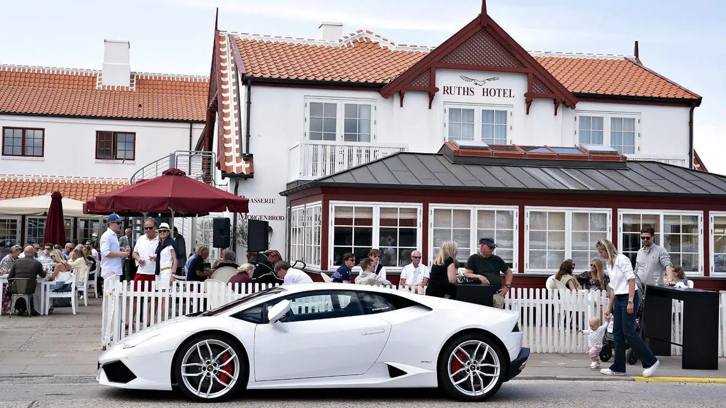 Personkredsen omkring de såkaldte webkarruseller hænger ud i uge 29 i Skagen i deres dyre biler.