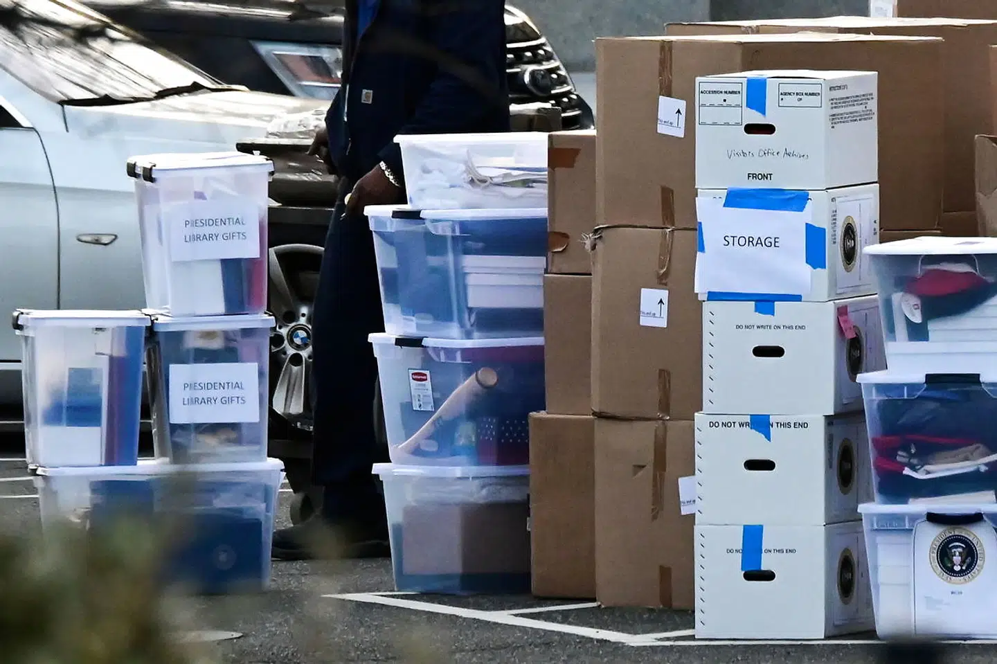 Her ses en ansat flytte kasser ud af Eisenhower Executive Office Building torsdag. På nogle af kasserne står der 'Opbevaring', mens der på andre står 'Præsidentielle biblioteksgaver'.