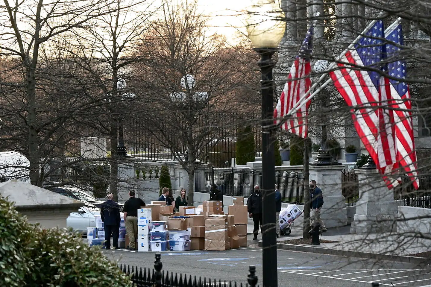 Her ses flyttekasser foran Eisenhower Executive Office Building torsdag.