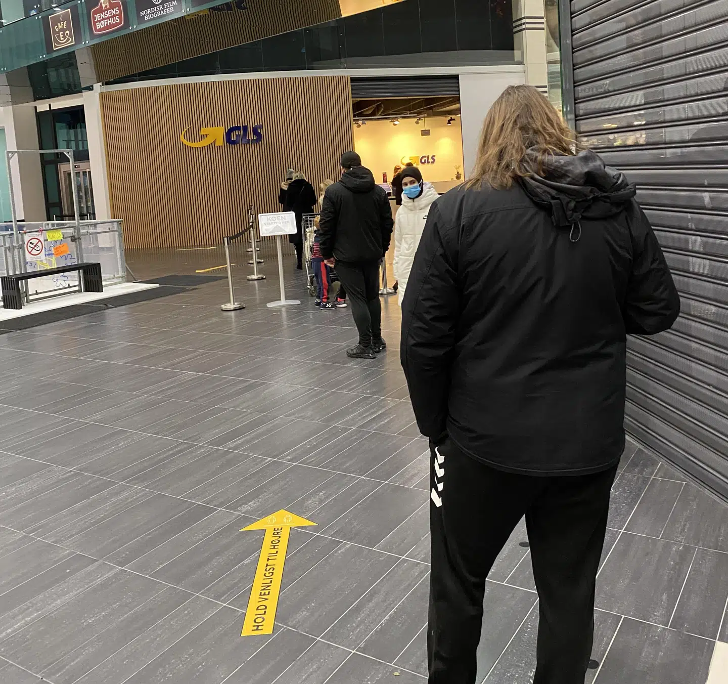 Køen er lang, når man skal hente sine pakker hos GLS.