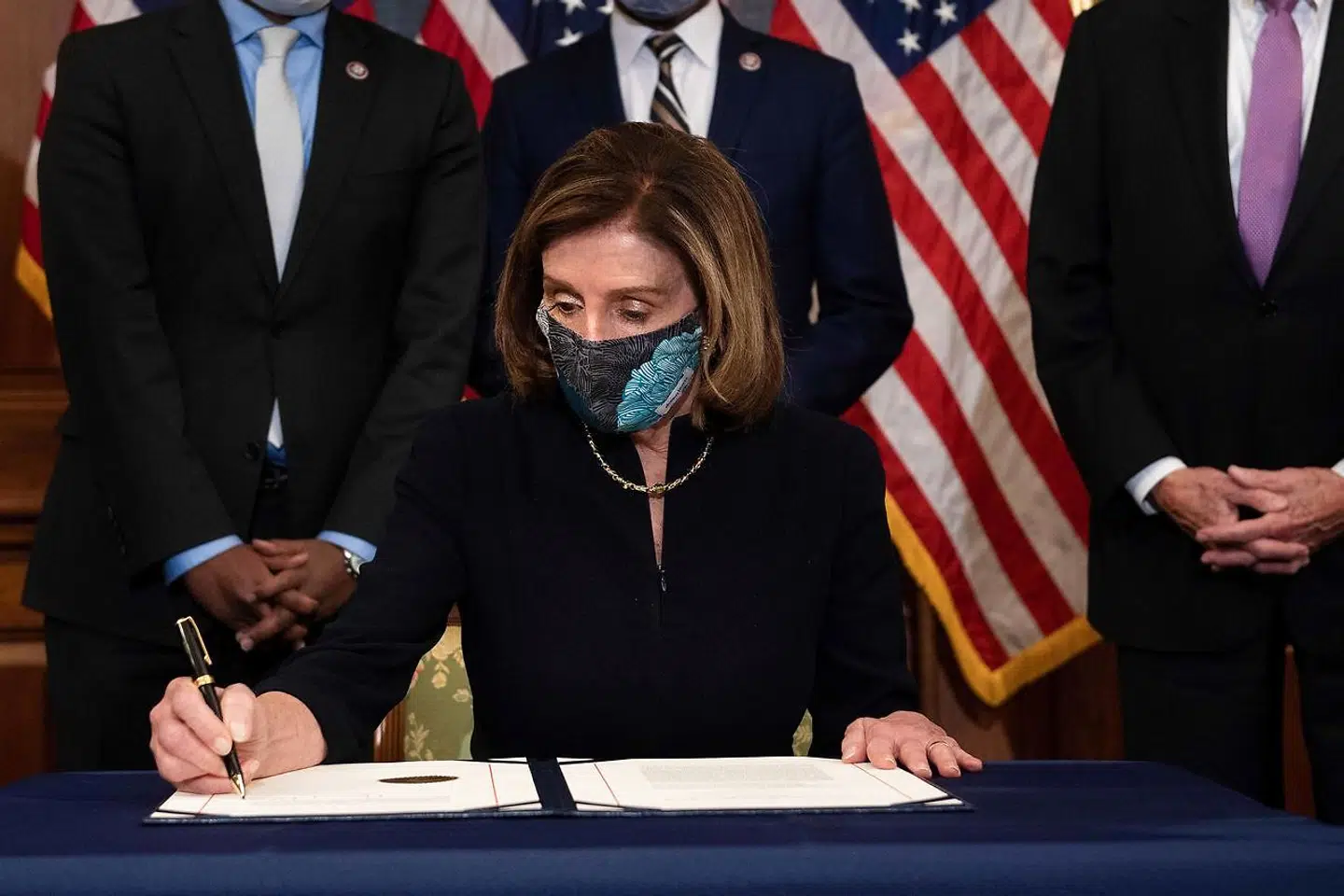 Her underskriver formanden for Repræsentanternes Hus, Nancy Pelosi, beslutningen om at stille Donald Trump for en rigsret.