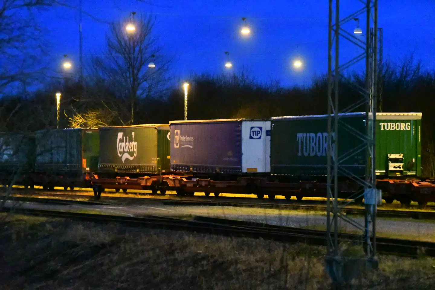 Togstammen, der nu bliver undersøgt af teknikere på baneterrænet i Nyborg, efter en eller flere trailere rev sig løs under kørsel ude midt på lavbroen på Storebæltsforbindelse.Foto: presse-fotos.dk