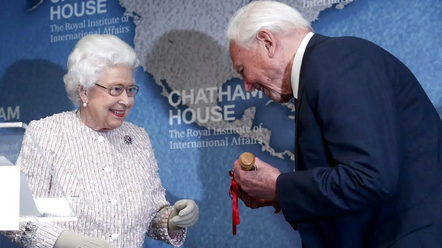 Tv-legenden David Attenborough ses her med Dronning Elizabeth i forbindelse med en prisoverrækning i november 2019.