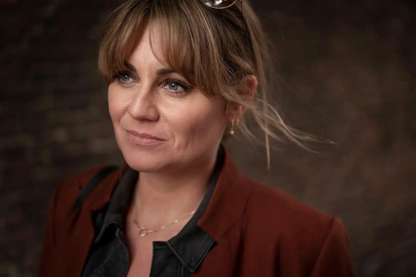 Journalist Karen-Helene Hjorth fotograferet på sin stamcafé i pisserenden i København.