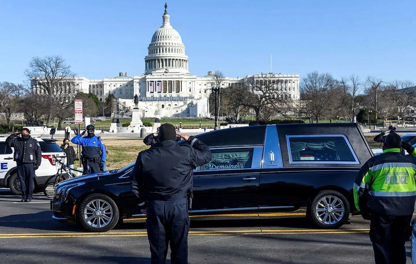 Brian Sicknicks kolleger viste deres sidste respekt, da hans båre mandag kørte gennem Washington.