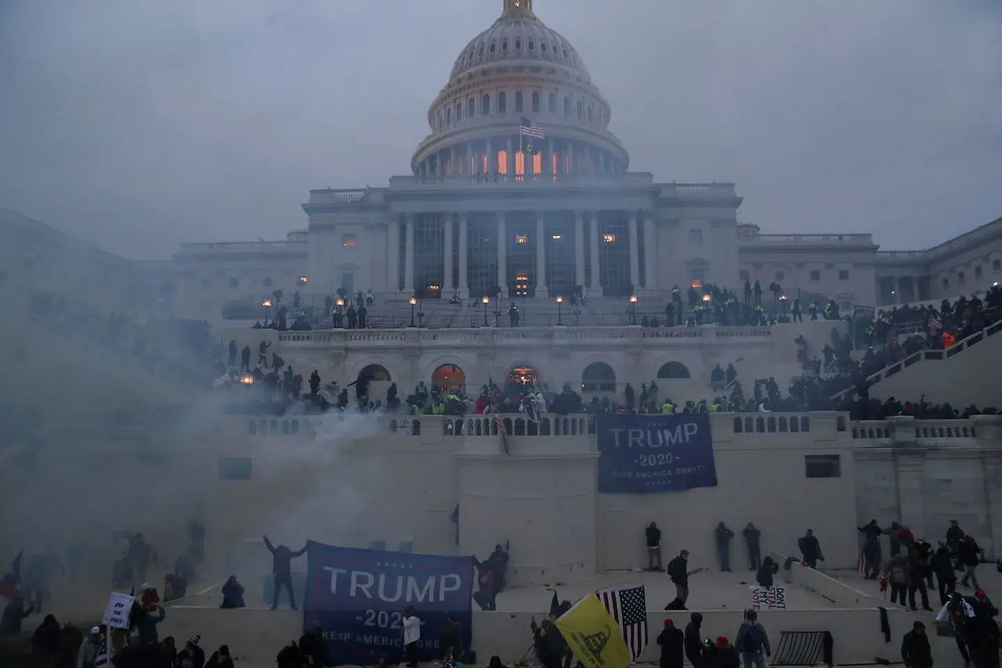 Trump-støtter stormer Kongressen den 6. januar. Flere døde.
