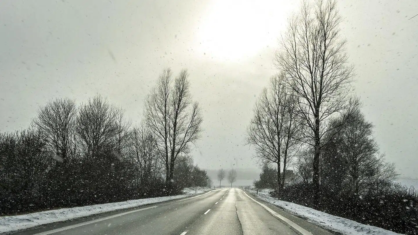 Vi får ikke sne af betydning torsdag, men kulde og måske lidt sol. Til gengæld skal du passe på glatte veje, lyder det fra DMI. (Arkivfoto)