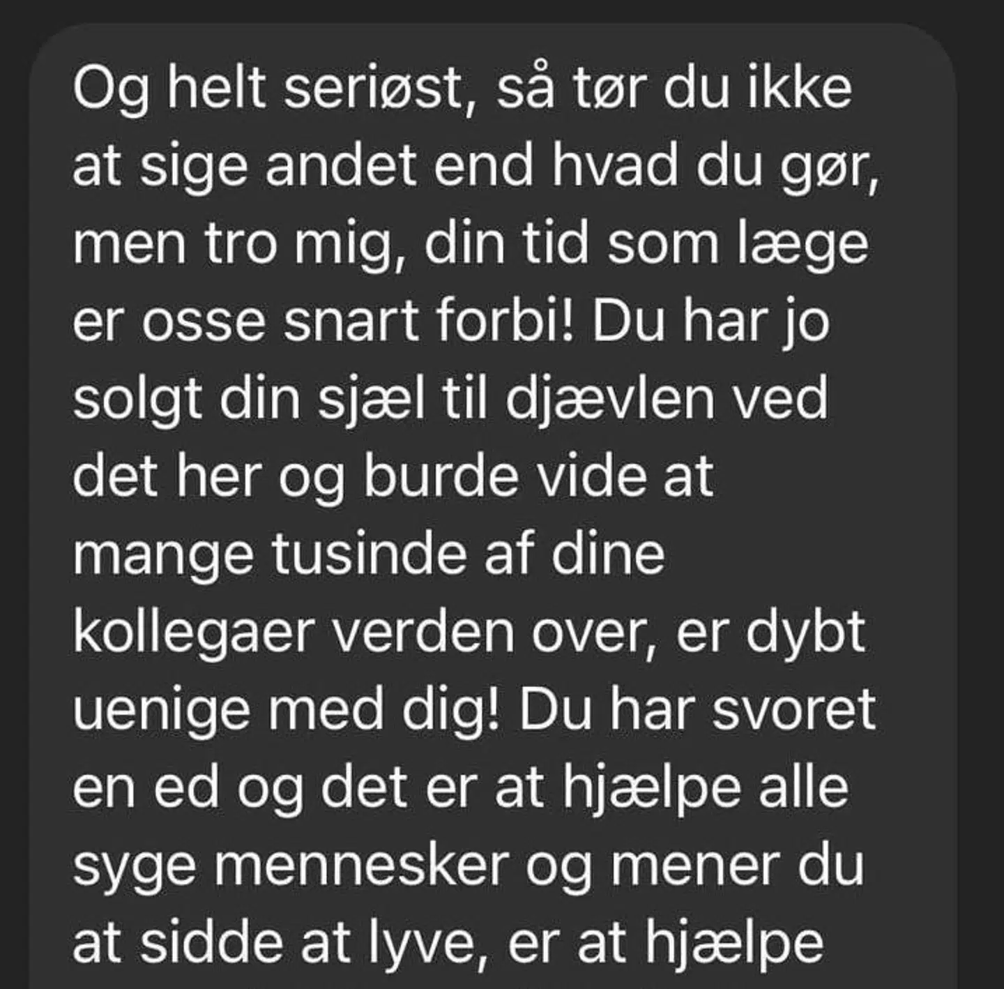 Her bliver Elif beskyldt for at have 'solgt sin sjæl til djævlen'. Halvdelen af beskeden er cuttet ud, da den indeholder misinformation.
