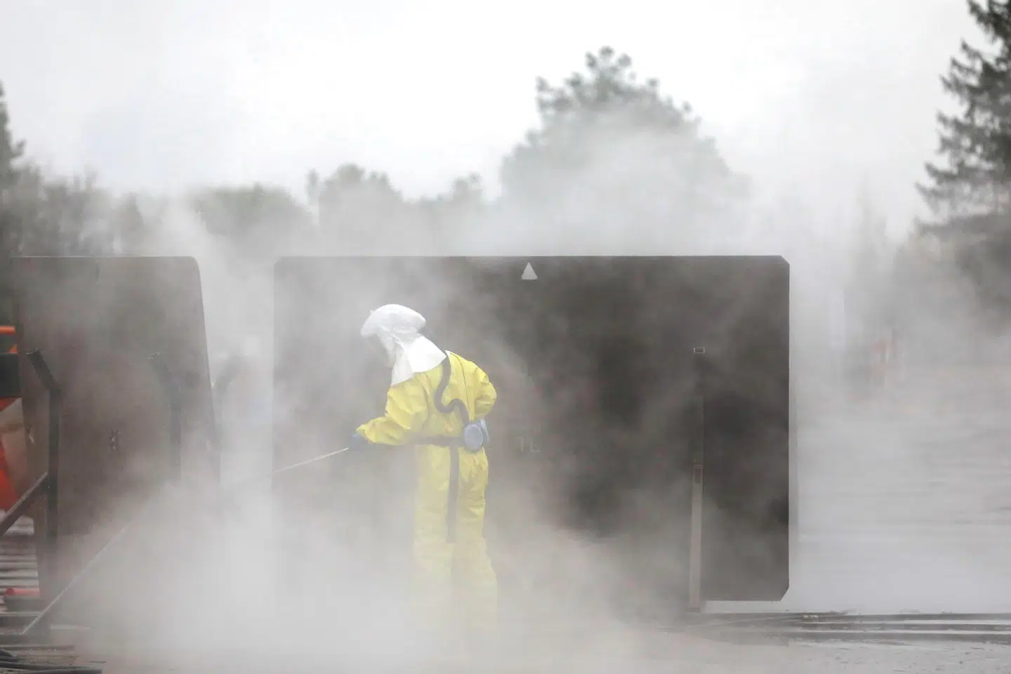 Rengøring i forbindelse med nedgravningen af mink.