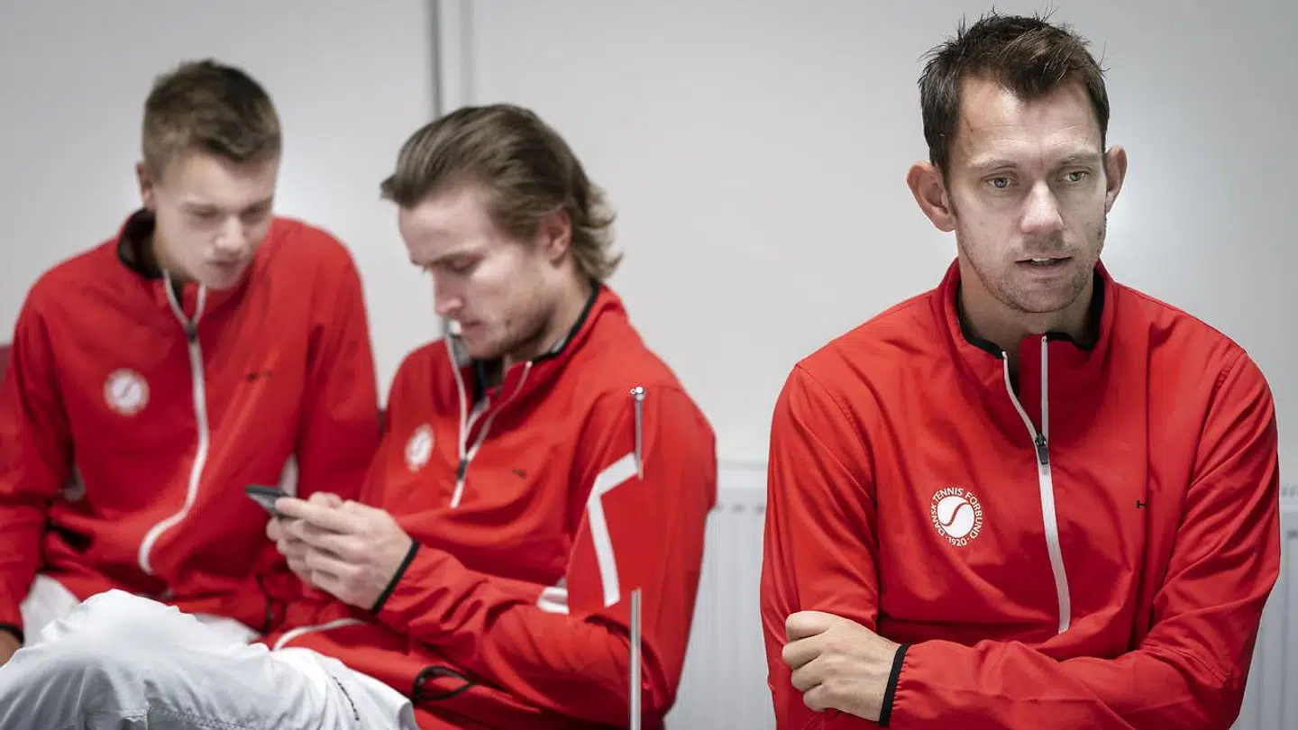 Mikael Torpegaard er en del af det danske Davis Cup-hold. Her ses han sammen med Holger Rune (tv.) og Frederik Løchte Nielsen (th.).