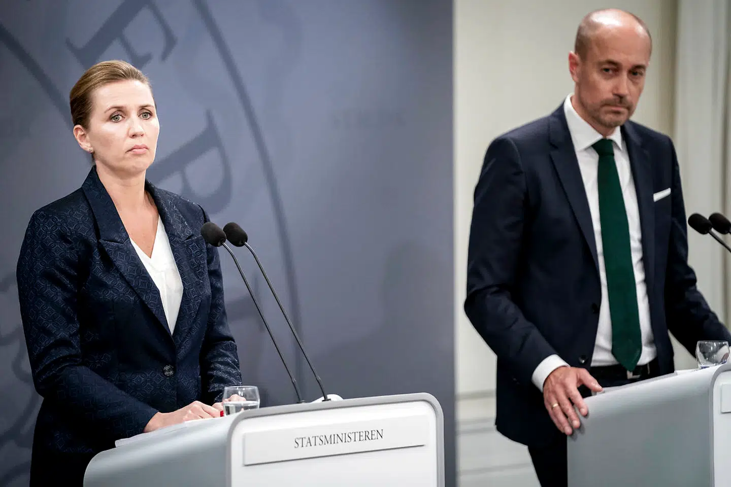 Statsminister Mette Frederiksen (S) og sundheds- og ældreminister Magnus Heunicke (S) under pressemøde om corona i Spejlsalen i Statsministeriet på Christiansborg.