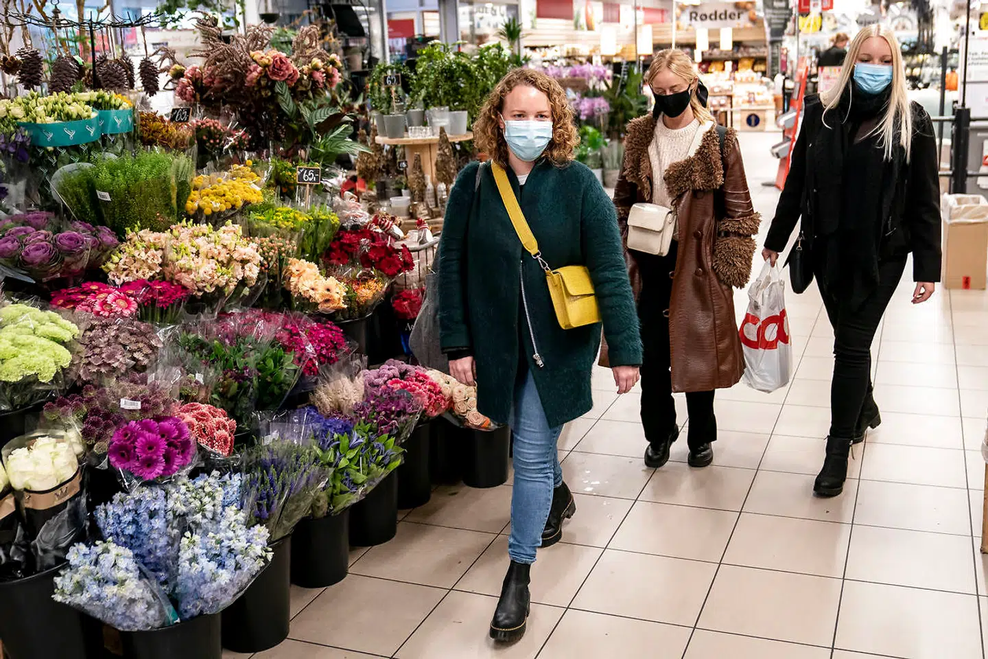 Restriktionerne forlænges i tre uger.