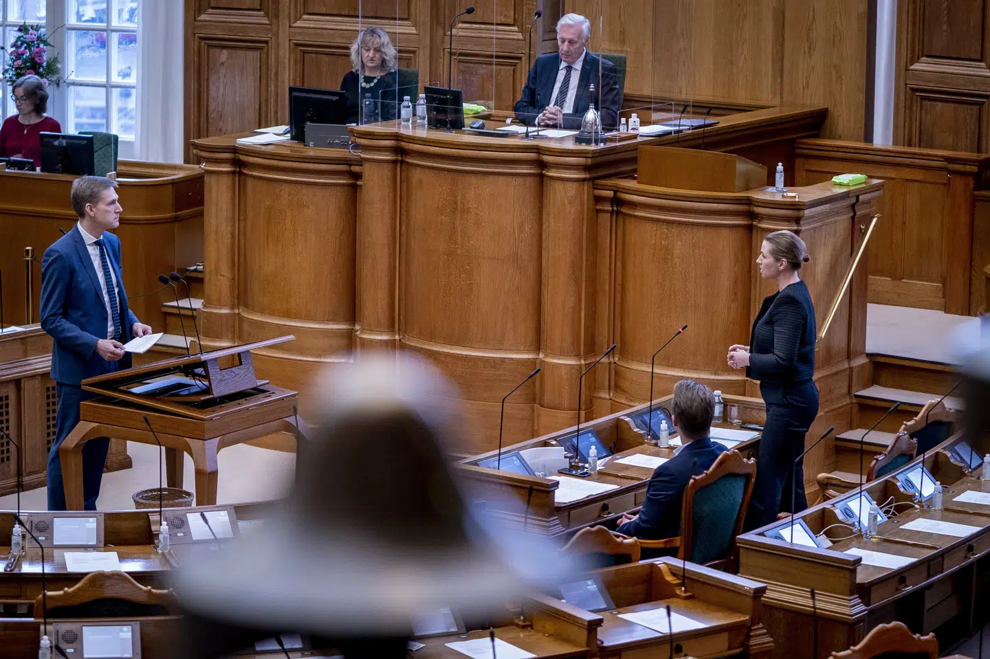Statsminister Mette Frederiksen (S) besvarer spørgsmål i salen fra Dansk Folkepartis Kristian Thulesen Dahl. Her siger hun, at hun ser et klart behov for at forlænge restriktioner. Liselotte Sabroe/Ritzau Scanpix