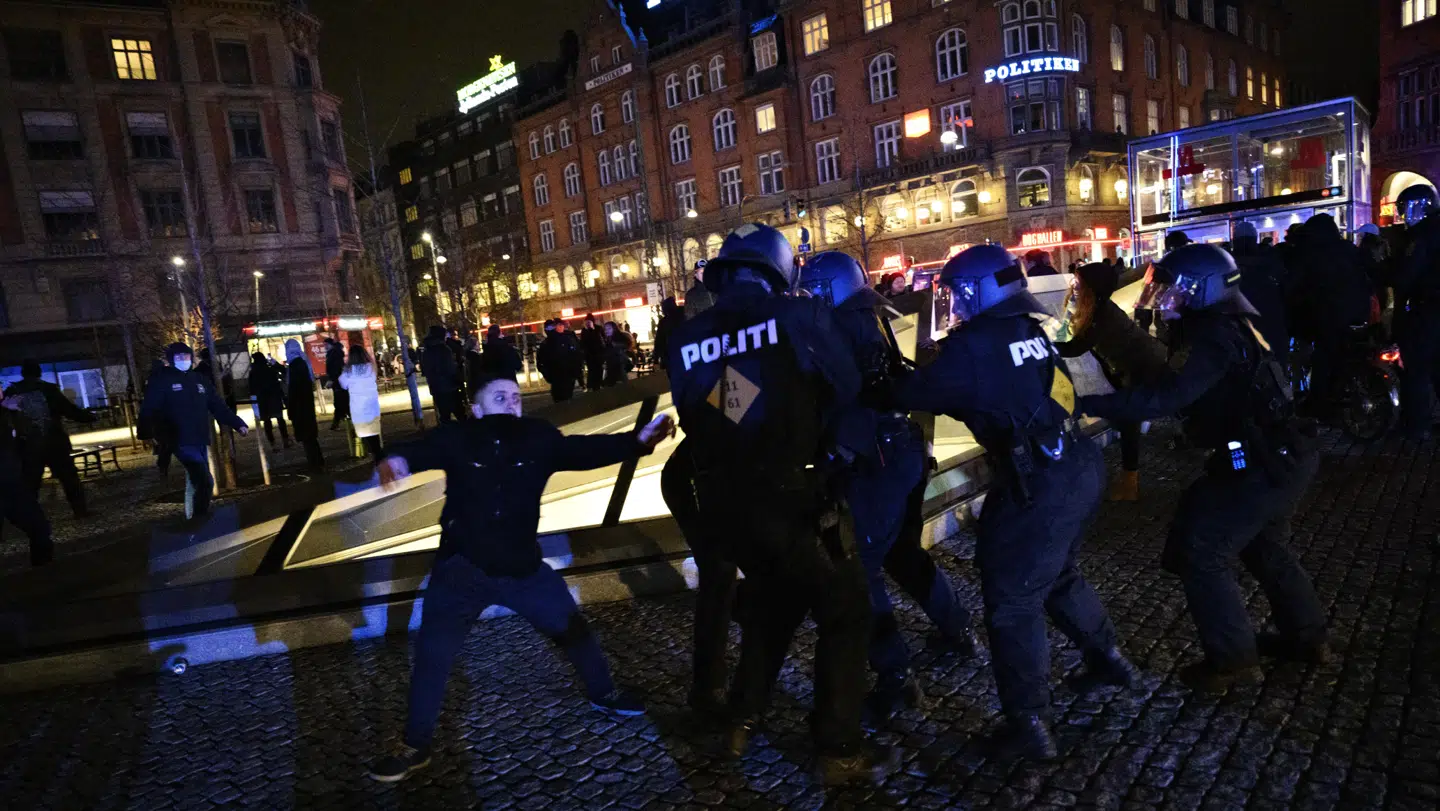 Politiet mødte talstrækt op til lørdagens demonstration.