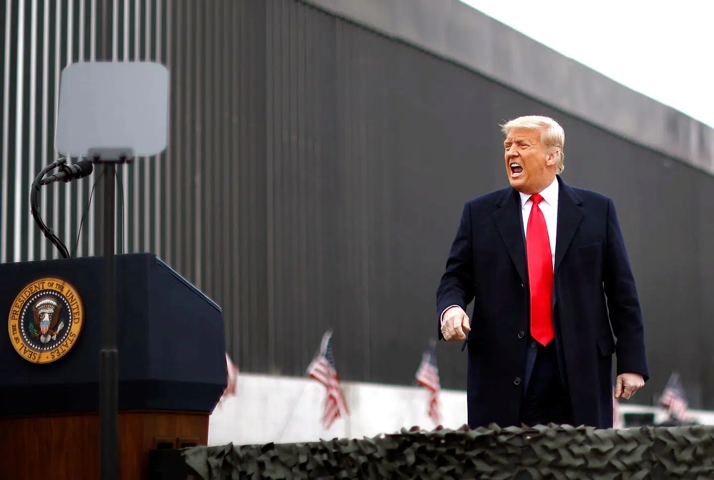 Donald Trump ved muren mod Mexico.