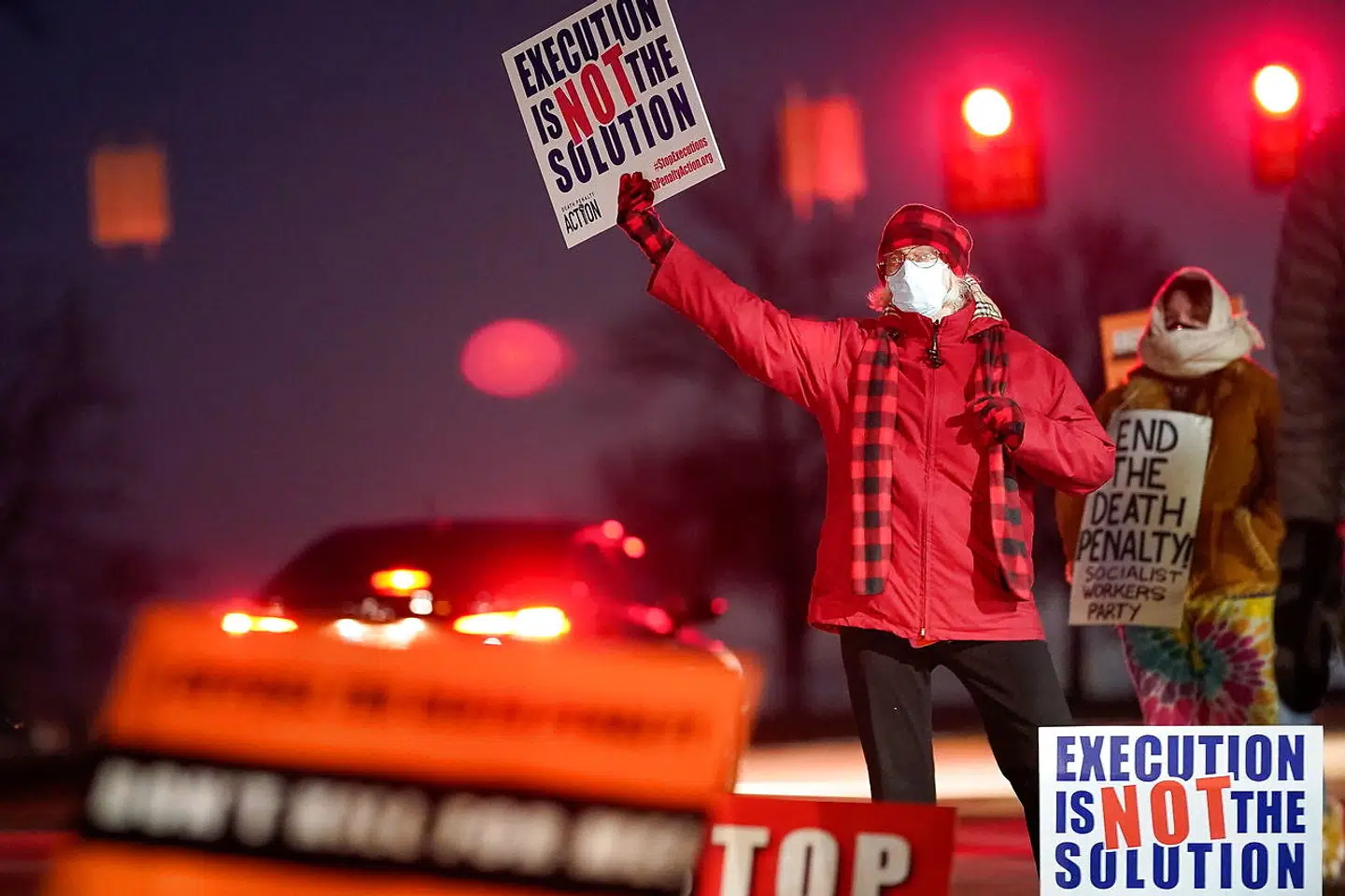 Demonstranter mod dødsstraf uden for fængslet i Indiana natten til onsdag lokal tid, da Lisa Montgomery blev henrettet.