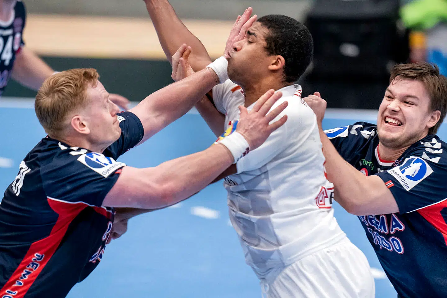 Danmark og Mads Mensah Larsen (i midten) tabte 34-36 i en testkamp mod Norge op til slutrunden.