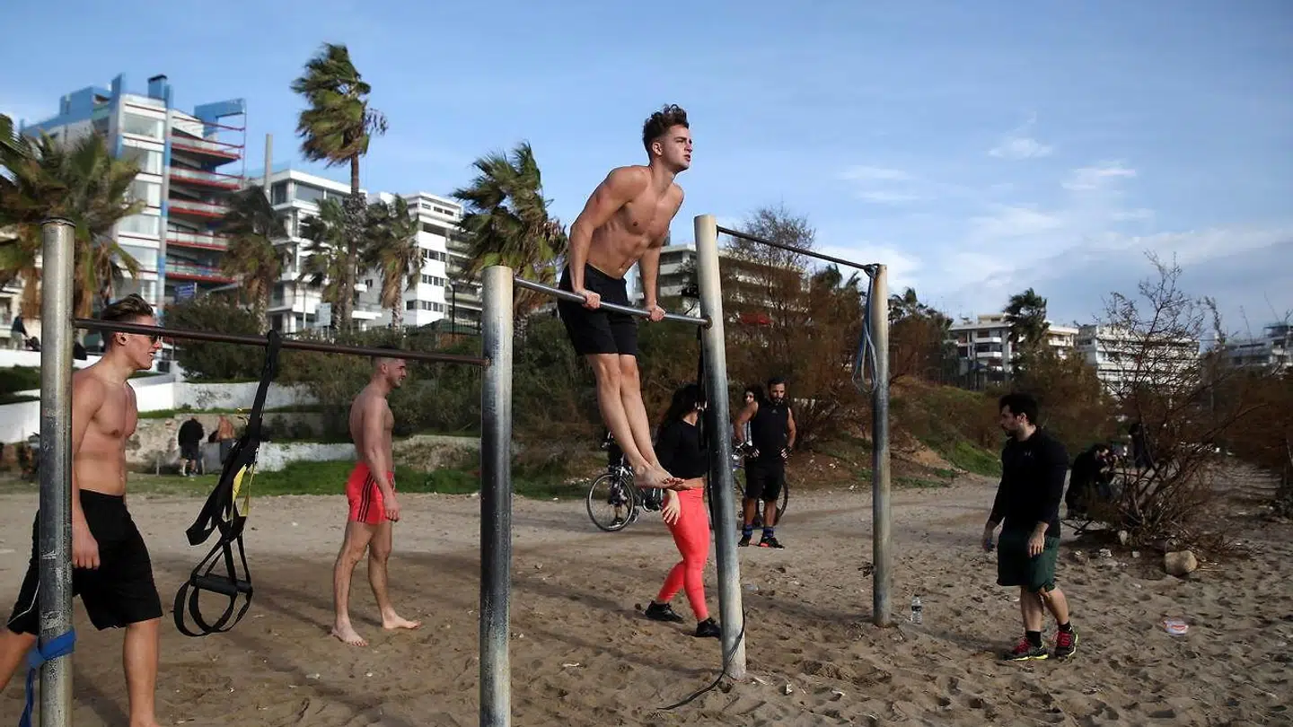 Mens der er snestorm i Madrid, så er der over 30 grader i Athen. Her ses nogle der træner på stranden.