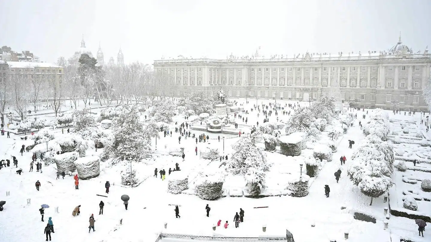 Mennesker i Madrid er ude for at nyde sneen. Her foran Royal Palace i Madrid.