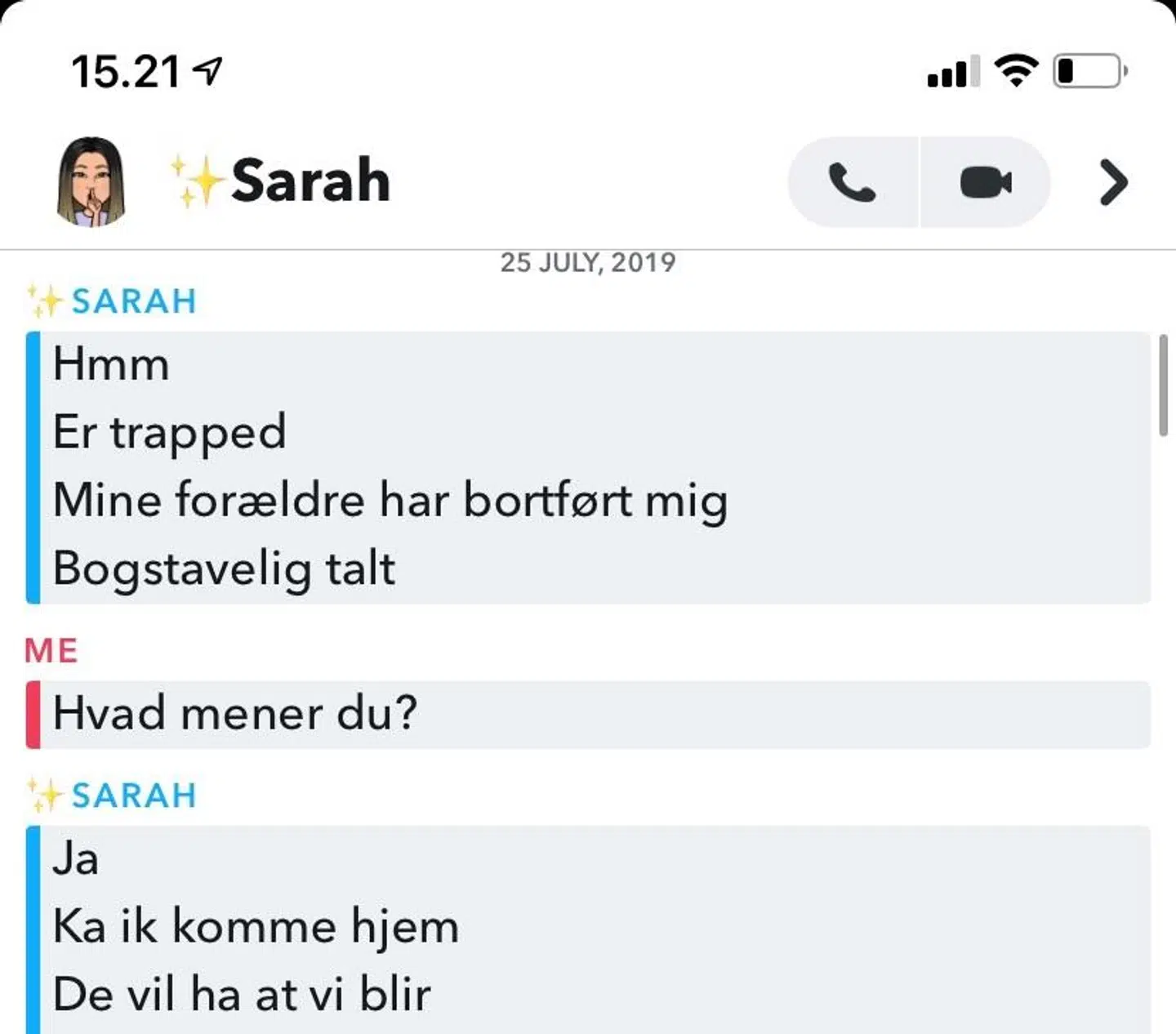 I beskeder over Snapchat fortæller Sarah til Karoline, at hun er blevet bortført og ikke kommr hjem igen.