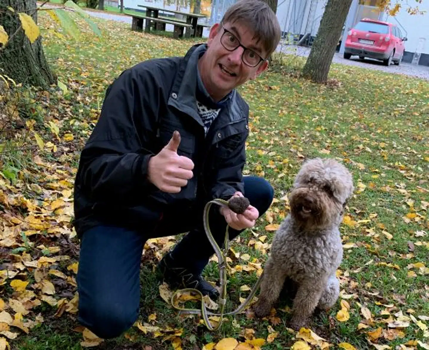 Makkerparret Rune Richtendorff og hunden Asti har fundet flere trøfler på et år, end der samlet er fundet i de 100 år forinden. Foto: Rune Richtendorff