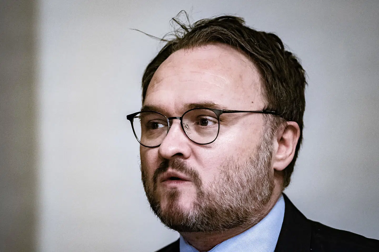 Fungerende erhvervsminister Dan Jørgensen er kaldt i åbent samråd om covid-19-hjælpepakkerne til erhvervslivet, i Landstingssalen på Christiansborg, tirsdag den 12. januar 2021. Udvalget har bedt ministeren redegøre for, om han finder det tilfredsstillende, at en lang række virksomheder fortsat afventer at få udbetalt covid19-hjælpepakker, og om ministeren mener, at der er behov for yderligere covid19-hjælpepakker for at sikre de danske virksomheder.