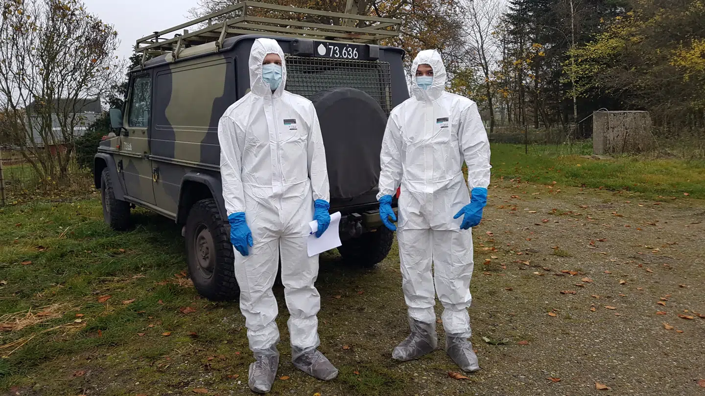 To soldater aflægger visit ved Erik Vammens pelsdyrfarm ved Hobro for at tælle hans besætning af mink. Ifølge Erik Vammen var det to flinke unge mænd.