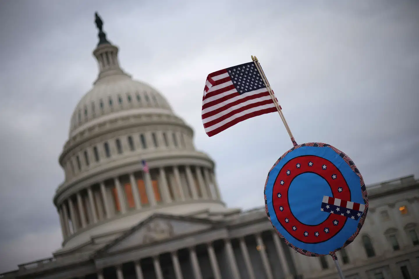 Støtter af konspirationsbevægelsen QAnon var særdeles synlige, da USA's Kongres blev stormet 6. januar. Mandag suspenderede Twitter 70.000 profiler, der har delt QAnon-indhold på platformen. (Arkivfoto) Win Mcnamee/Ritzau Scanpix