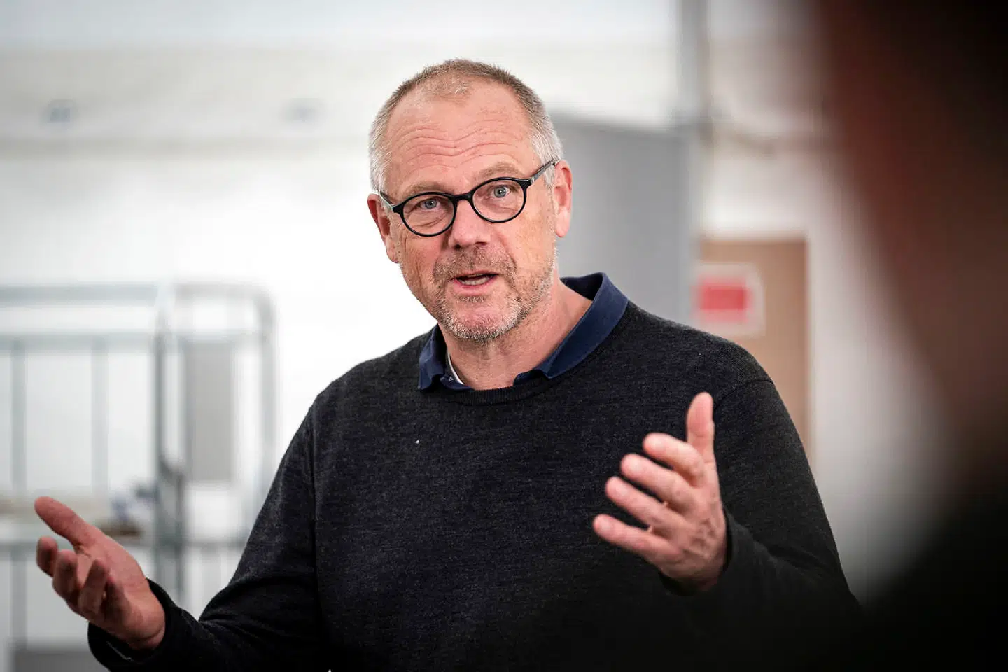 »Det er ikke til at forstå, hvorfor man laver så drastisk et indgreb på baggrund af nogle mutationer,« siger professor i infektionsmedicin Jens Lundgren.