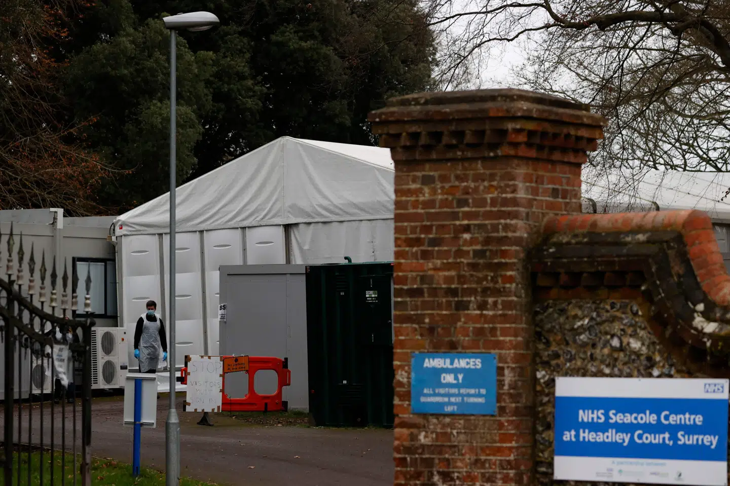 I Epsom i det sydlige England er der opstillet et ekstra kapel, fordi hospitalernes egne kapeller er fyldt op med døde coronapatienter. Fredag registrerede Storbritannien 1325 coronadødsfald på et døgn, hvilket er det hidtil højeste. Adrian Dennis/Ritzau Scanpix