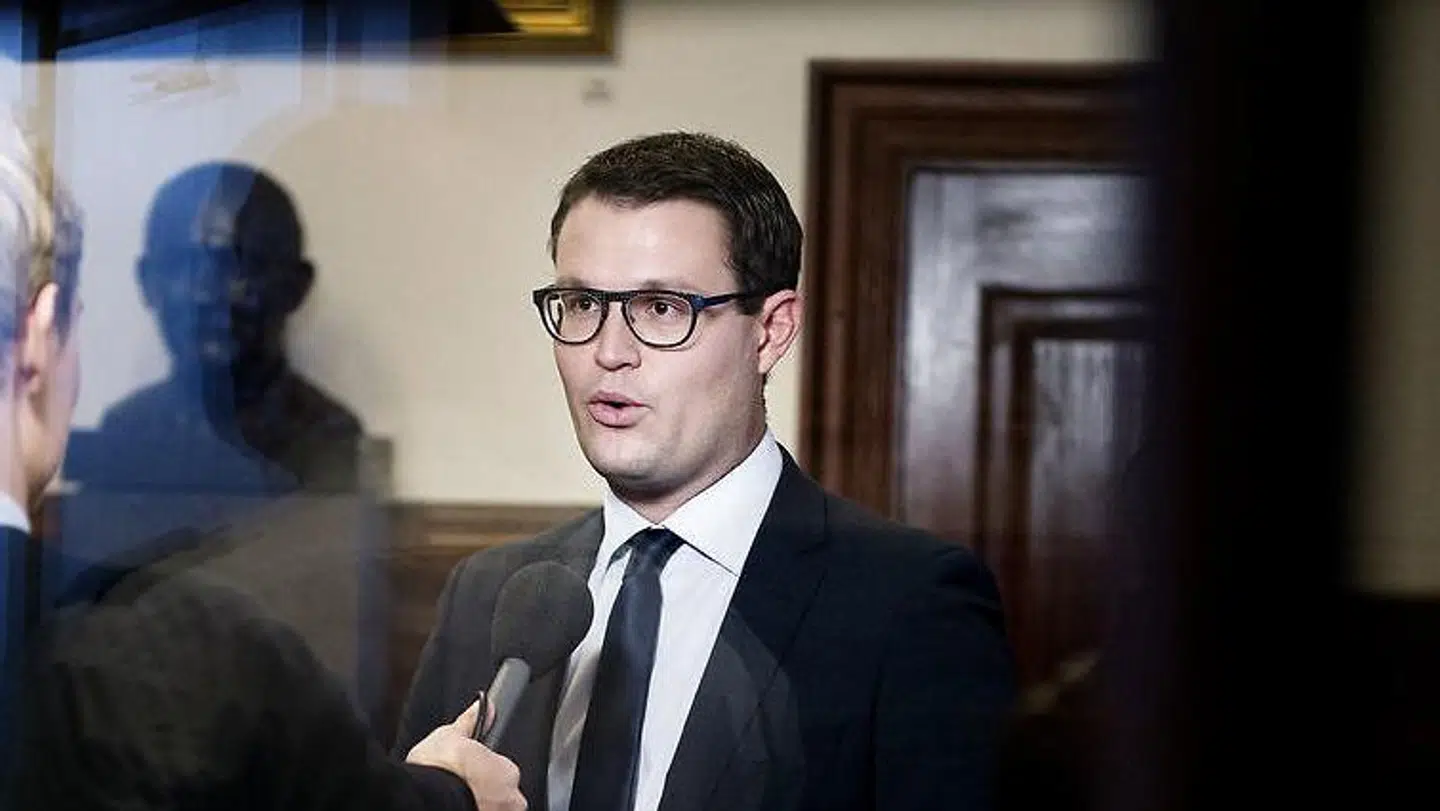 Socialdemokratiets finansordfører, Christian Rabjerg Madsen, siger, at regeringen arbejder hårdt på at få en aftale i hus. Han vil dog ikke sige, hvem regeringen taler med, eller hvornår der er møde.