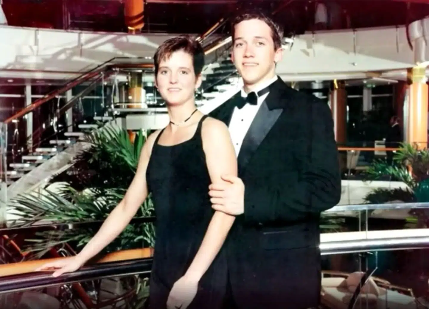 Amy og hendes lillebror fotograferet ombord på skibet.