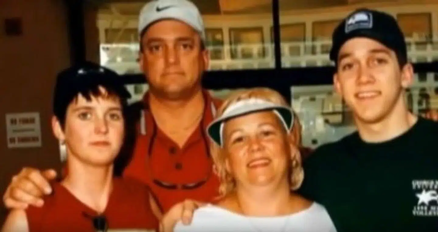 Amy og hendes familie fotograferet, da de stadig var en lykkelig familie.